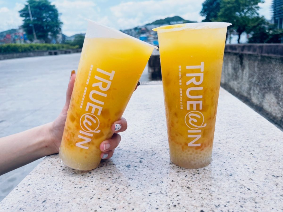 ▲暑假手搖飲水果大戰！TrueWin初韻連續3天推出楊枝甘露、六韻水果茶、亂七八糟「買一送一」；Bubble Z「夏日果茶」7天快閃，4杯咬爆8種水果特價200元；可不可熟成紅茶最新「荔麗紅茶」超夢幻。（圖／TrueWin初韻提供）