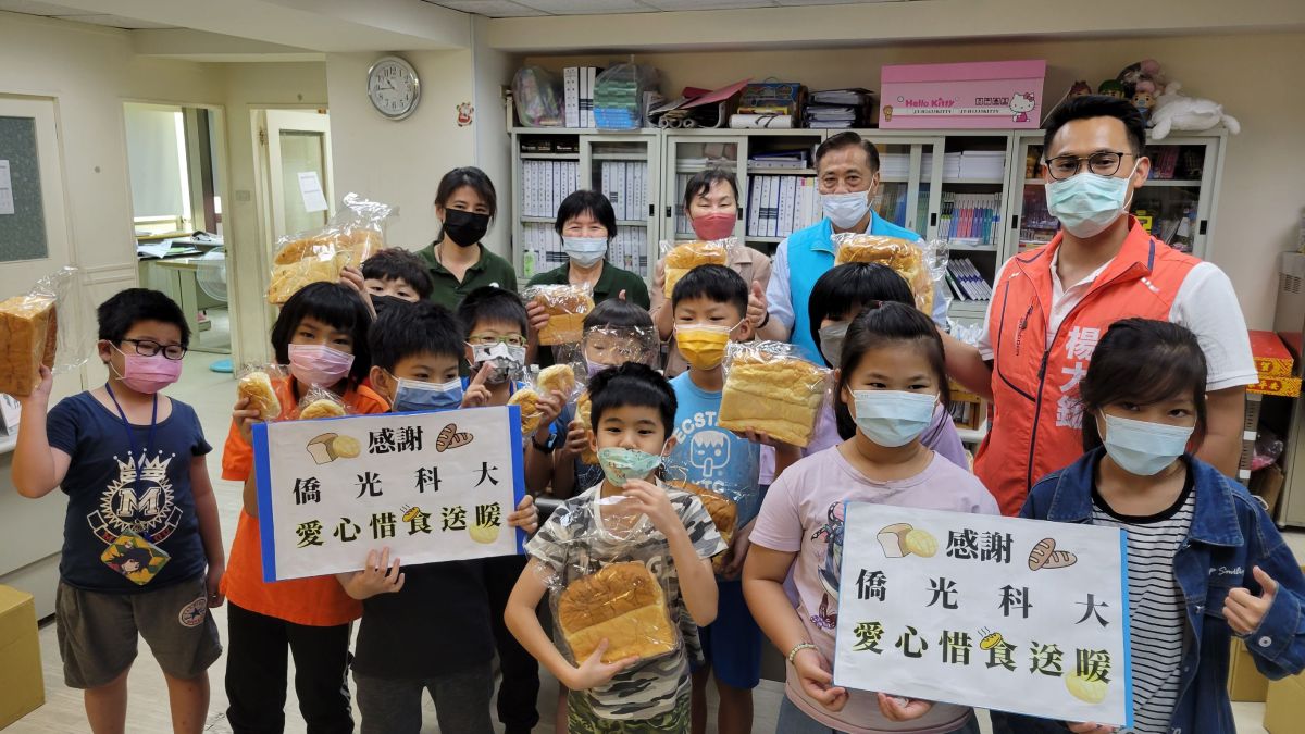 ▲僑光科技大學委由市議員楊正中、參選人楊大鋐將麵包、土司送給關懷據點(圖／楊大鋐提供2022.7.6)