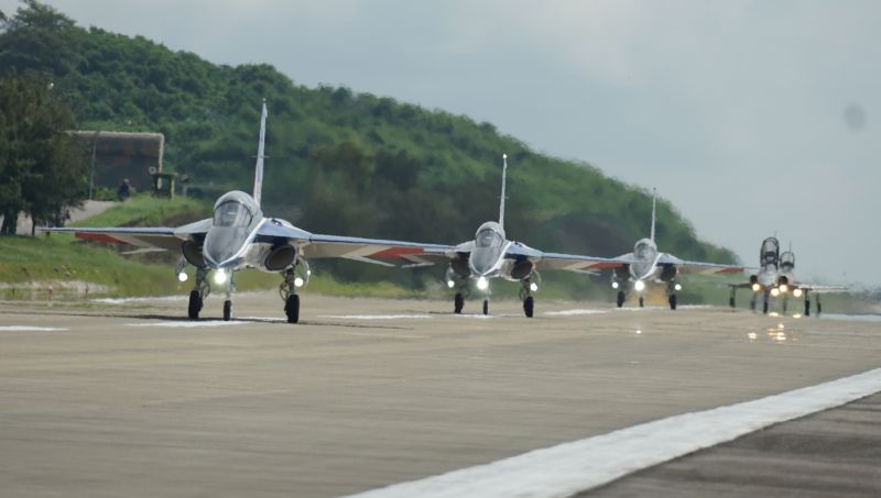 ▲台東志航基地勇鷹高教機與F-5戰機同框在跑道滑行,象徵薪火相傳。(圖/記者呂炯昌攝)