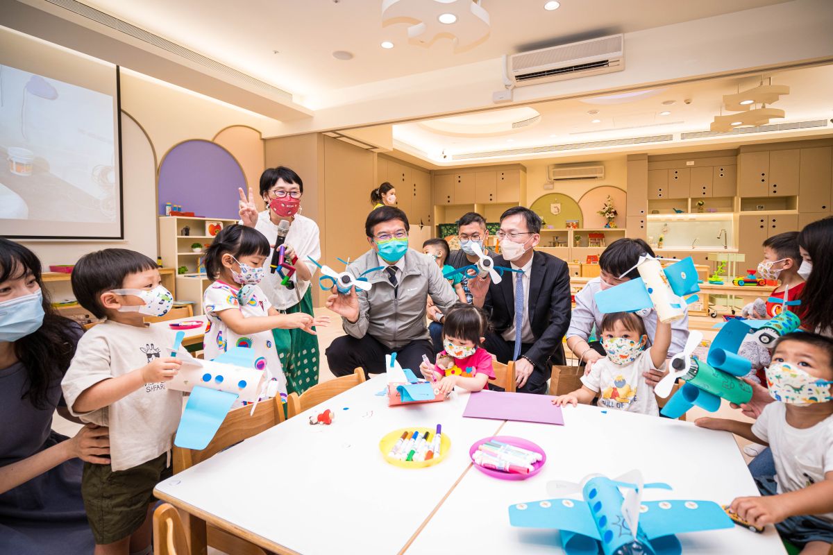 ▲機場公司今（6）日舉辦「桃園機場職場互助教保服務中心」完工開幕儀式，由交通部長王國材（著灰色外套者）與機場公司董事長林國顯（著黑西裝者）親臨主持。（圖／桃機提供）