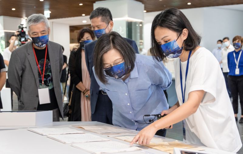 ▲總統蔡英文參與《咱 江湖再見》八音才子黃文擇紀念展,也回憶起與父親共同看布袋戲的時光。(圖/霹靂提供)