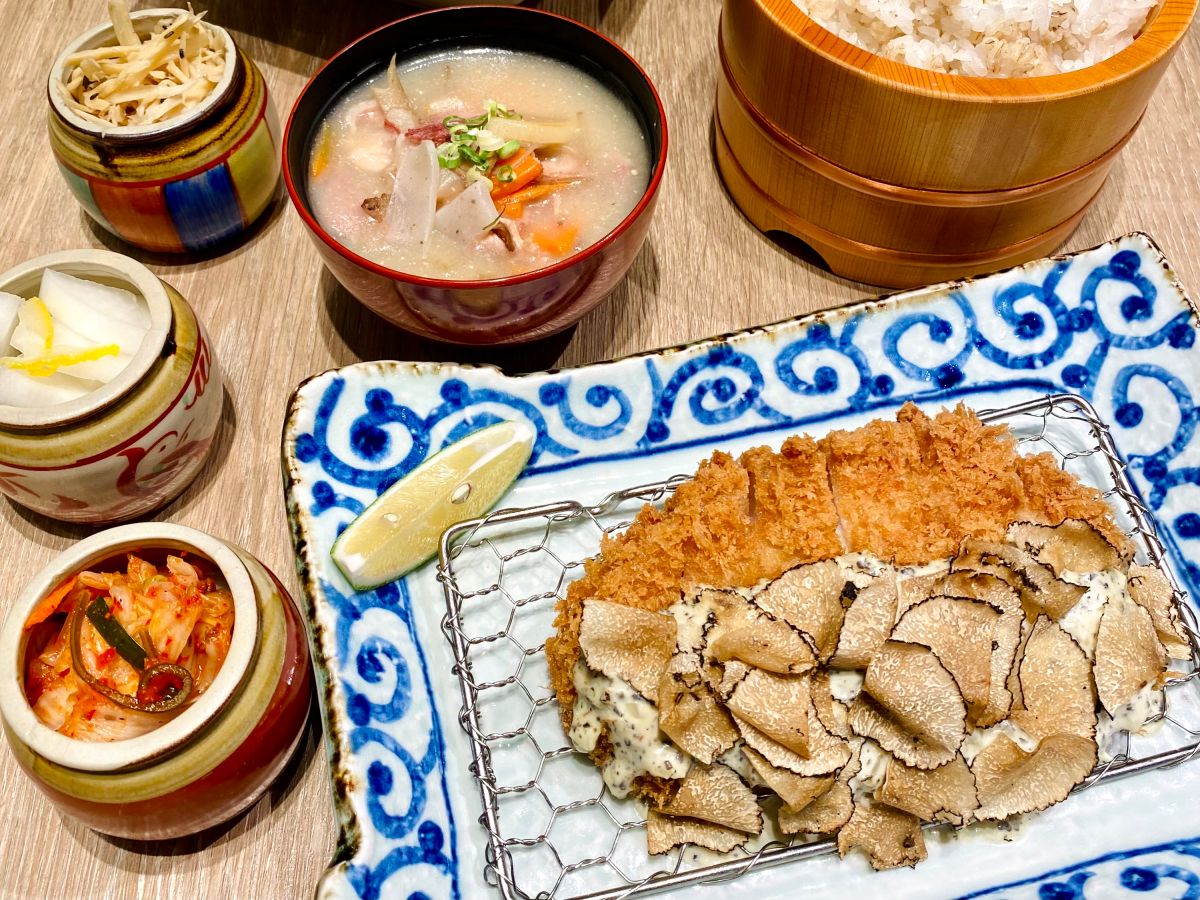 ▲這個暑假吃爆黑松露！不只義大利麵，日式豬排、湯咖哩、甚至炭烤鰻魚都在桌邊直接「現刨新鮮黑松露」！最低只要260元平價吃爆。（圖／記者蕭涵云攝）