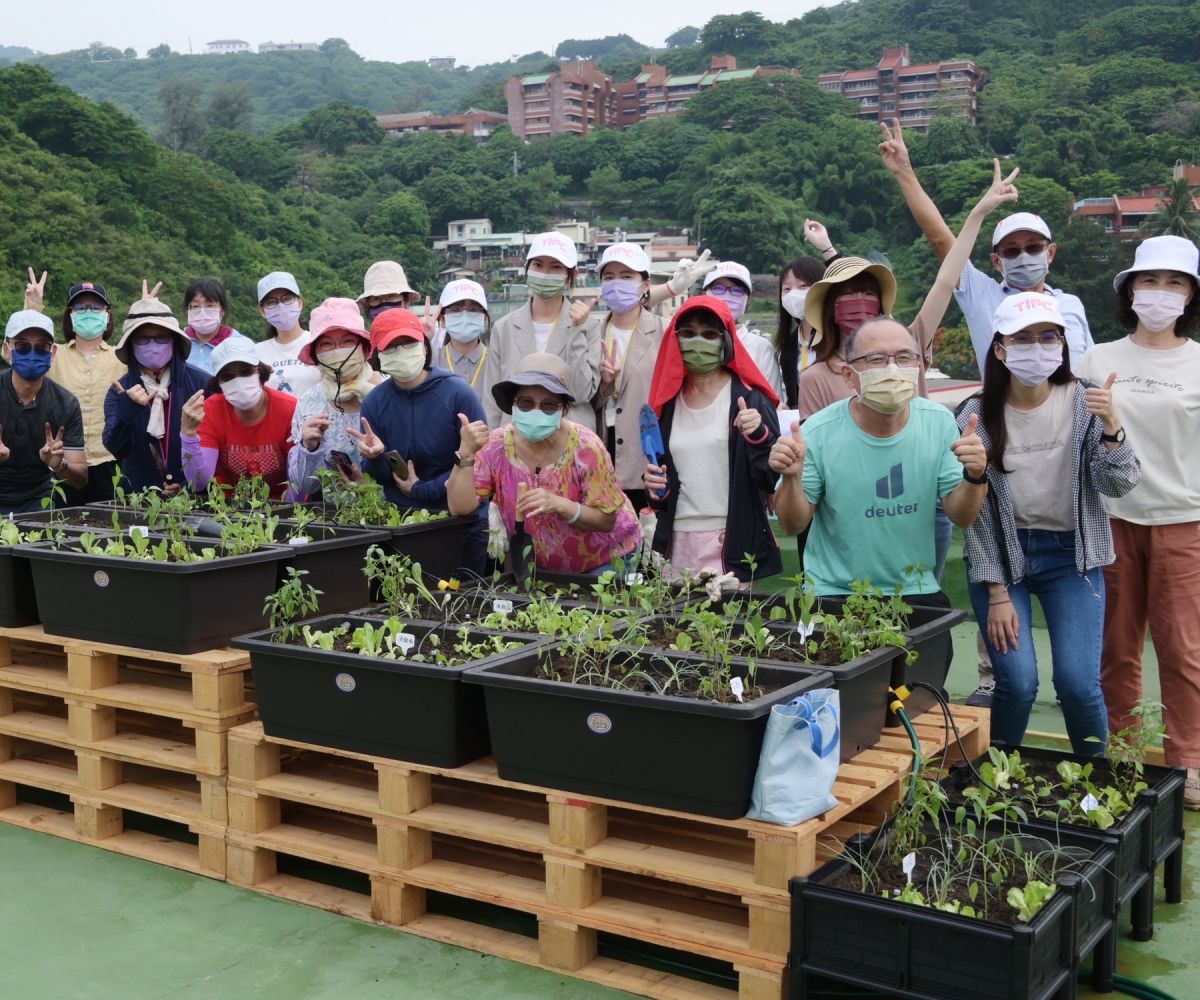▲台灣港務公司高雄港務分公司與台灣港埠協會、中山大學西灣育苗創生協會共同舉辦減碳增綠植栽活動。(圖／記者黃守作攝，2022.07.06)