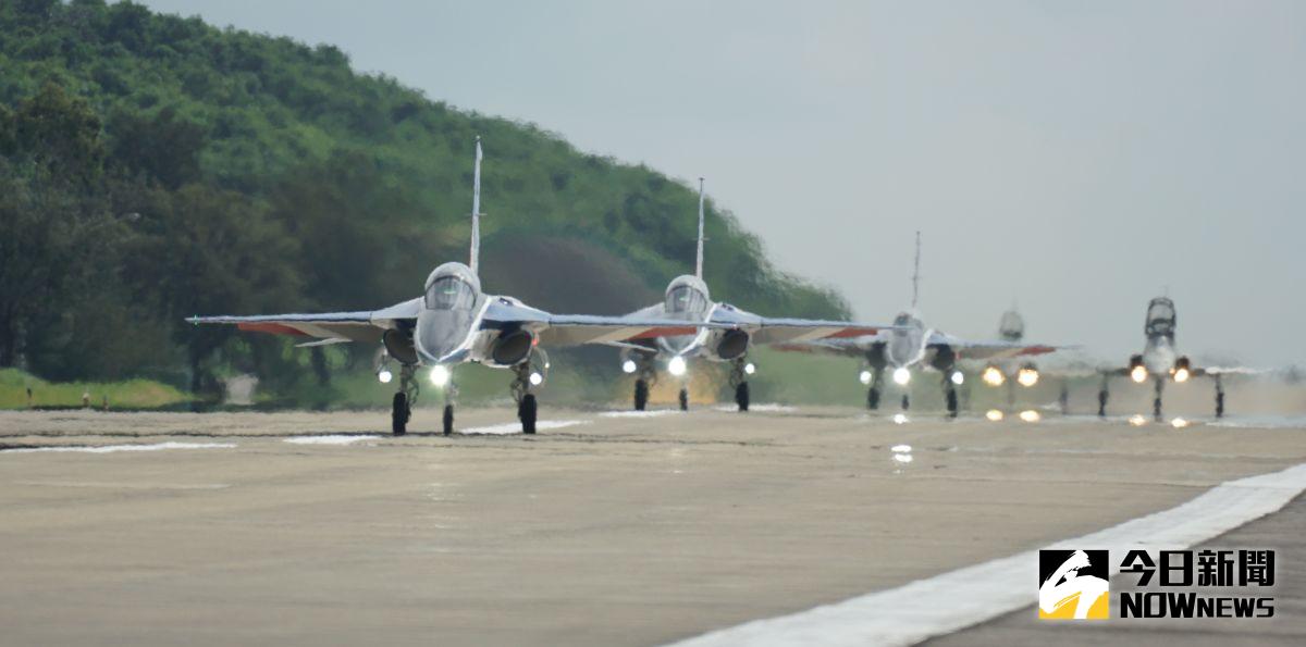 ▲台東志航基地勇鷹高教機與F-5戰機同框在跑道滑行，象徵薪火相傳。(圖／記者呂炯昌攝，2022.07.06)