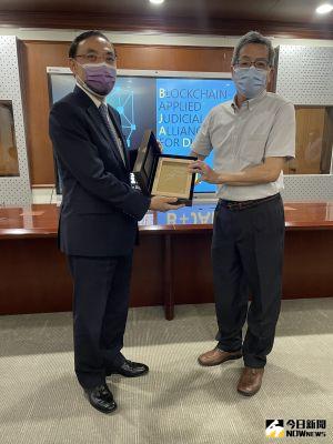 蔡清祥 張朝亮 司法聯盟鏈 ▲法務部長蔡清祥(左)與國網中心主任張朝亮(右)。(圖/記者潘千詩攝,2022.07.06)