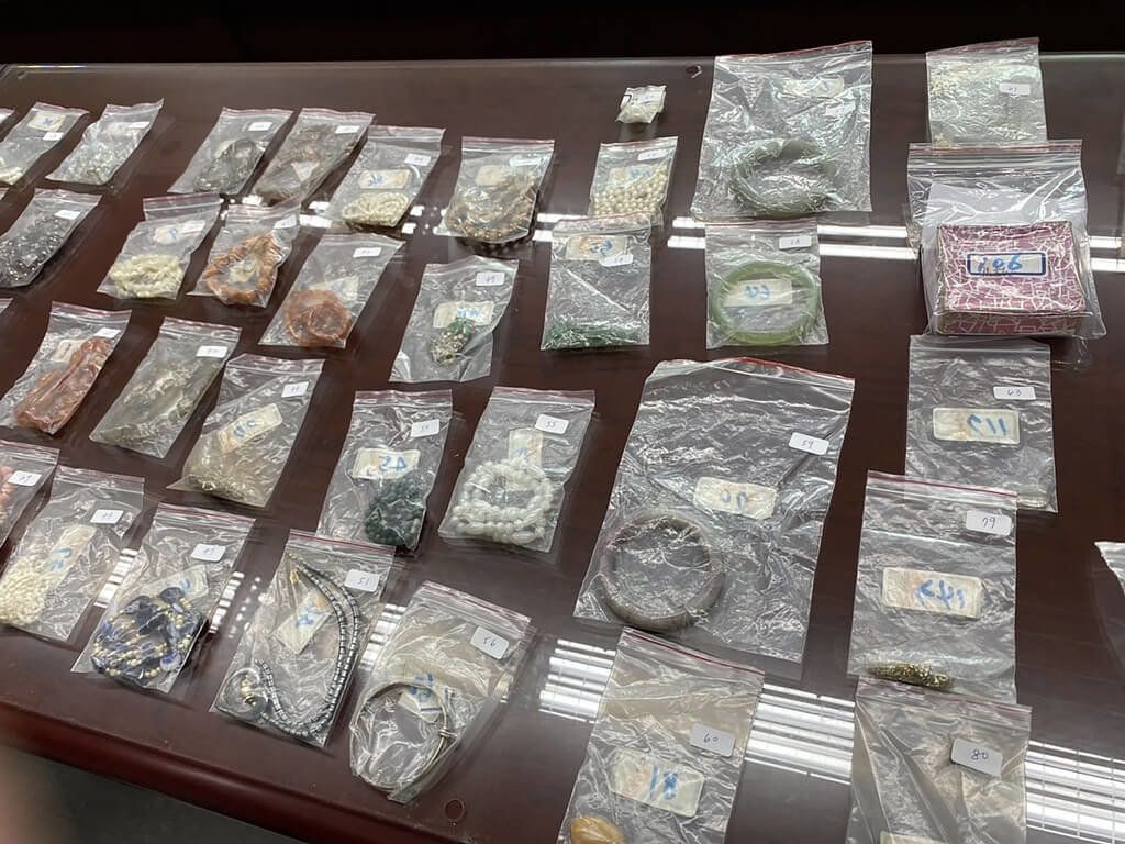 ▲何姓男子的母親在18年前因涉案，一批金飾遭扣押。何男昨天在法務部行政執行署宜蘭分署聯合拍賣會上，與另一名競標者多次來回喊價後，順利標到母親這批生前遺物，開心帶回。(圖／中央社)