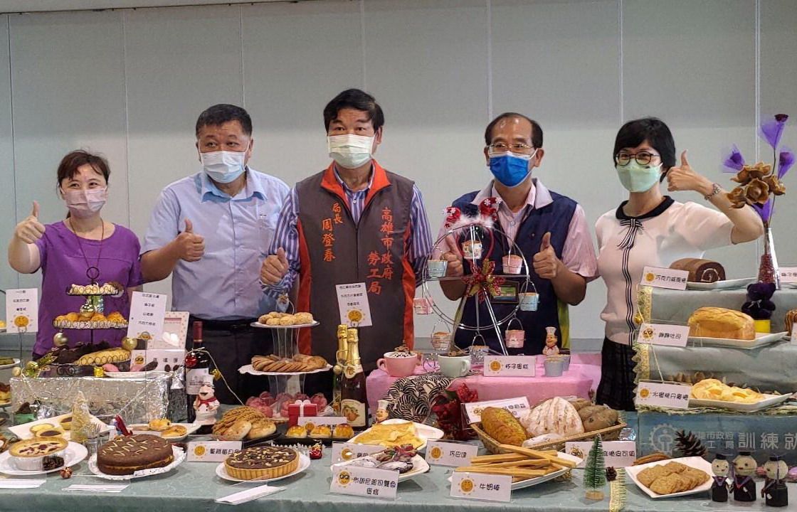 ▲高雄市政府勞工局產訓班結訓，以園遊會互動體驗方式展示職訓成果。(圖／記者黃守作攝，2022.07.06)