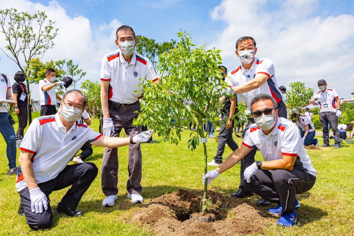 ▲華航董事長謝世謙(左二)、總經理高星潢(左一)及企業工會理事長劉惠宗(右一)一同種下希望的樹苗，植樹造林，實踐森林暨生物多樣性保育承諾，為全球永續共盡心力。（圖／華航提供）