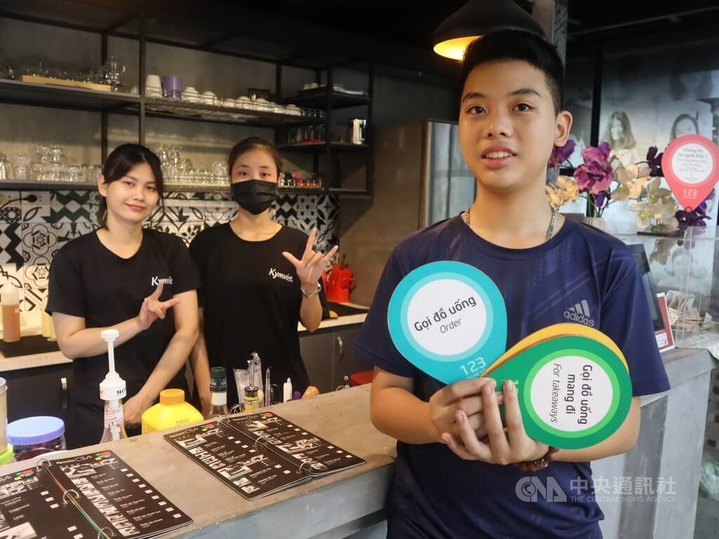 ▲金越咖啡店的服務生全是聽障者，店家貼心準備字卡與手語圖示方便消費者點餐。中央社記者陳家倫河內攝 111年7月6日