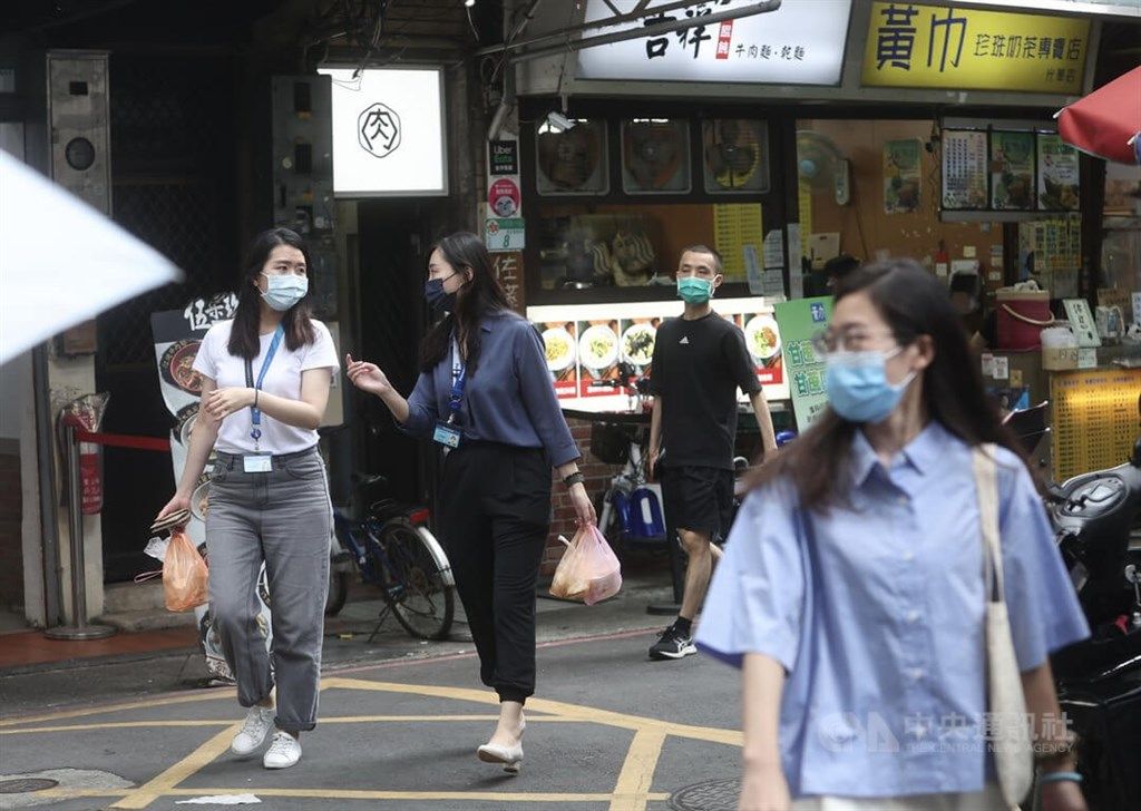 ▲首例Omicron BA.5本土病例現蹤，醫師強調無論BA.4或BA.5傳播力都增強，研判8月恐有一波流行，單日確診數恐回升至5萬例或更高，籲打疫苗並勤洗手、戴口罩預防。（圖／中央社）