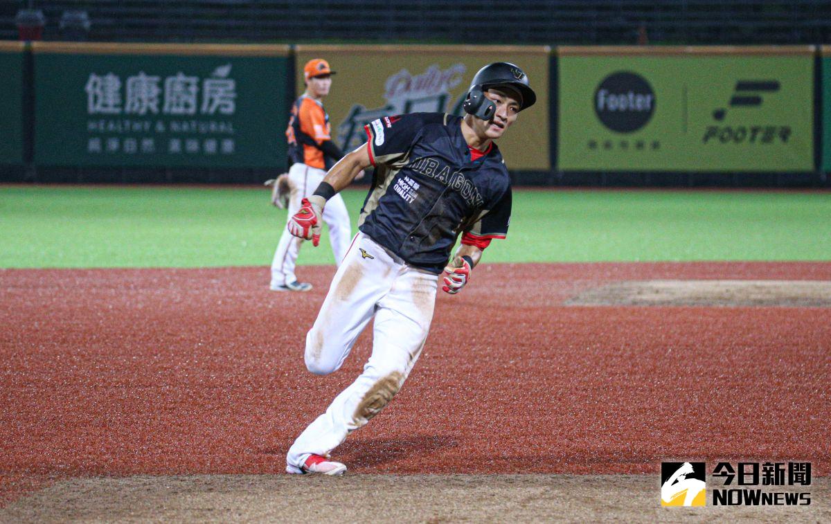 ▲味全龍外野手郭天信靠著隊友安打跑回本壘。（圖／記者葉政勳攝 , 2022.07.06）