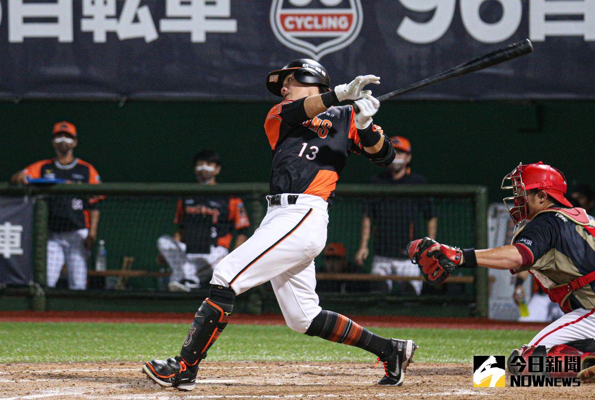 ▲中職34年季後挑戰賽首戰，統一獅內野手陳鏞基扛第四棒。（圖／記者葉政勳攝 , 2022.07.06）