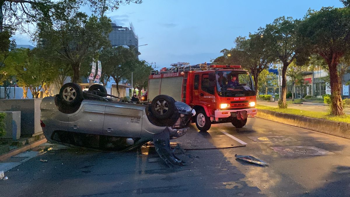 ▲台北一名男子，凌晨疑為閃避野狗，不慎失控翻車，所幸送醫後並無大礙。（圖／翻攝畫面）
