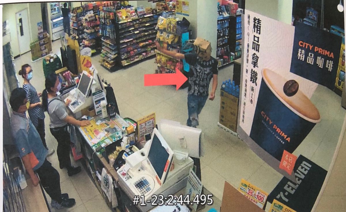 ▲劉姓男子頭戴紙袋闖入超商大喊搶劫，嚇得店員信以為真，連忙報警求救。（圖／翻攝畫面）