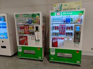 ▲林氏璧還自拍了機場的販賣機，笑稱「黑松還在欸」。（圖／翻攝「日本自助旅遊中毒者」臉書）