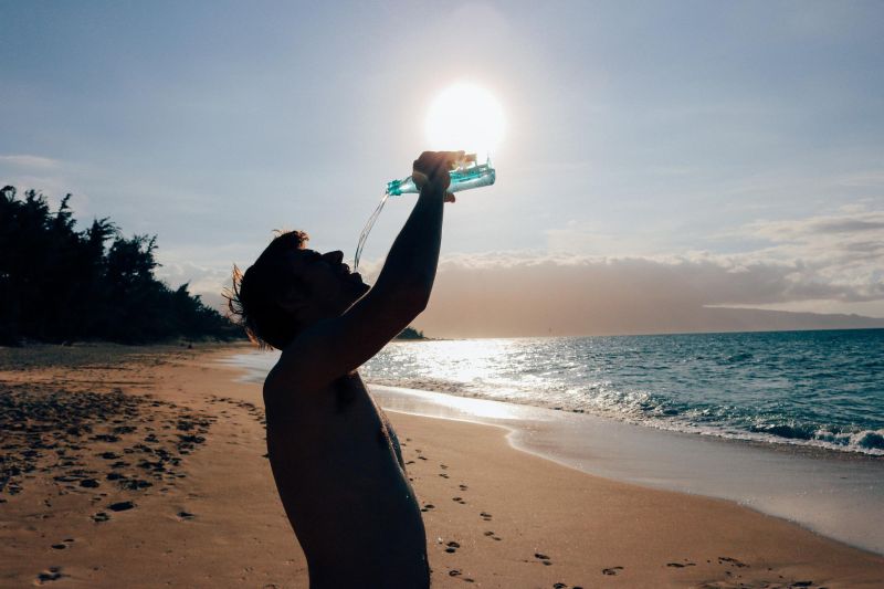 ▲醫師建議在酷熱的氣候下，需要經常補充水分不要等渴才喝。（圖／取自pixabay)