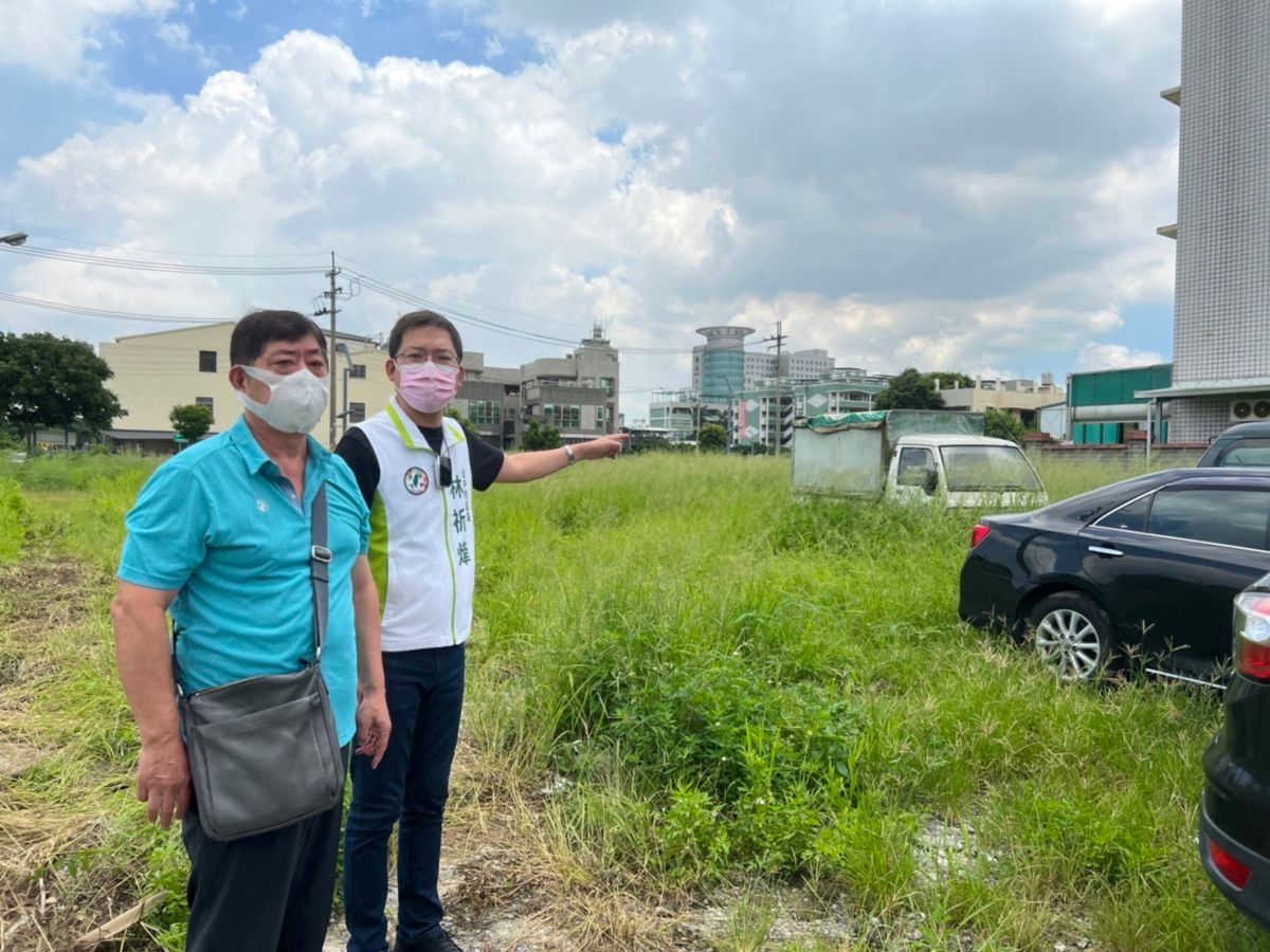 ▲議員林祈烽痛批，水湳經貿園區市府沒管理又跟地主收錢、抵費地變垃圾場、雜草跟人同高(圖／林祈烽提供2022.7.7)