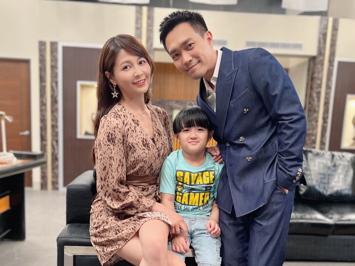 ▲民視八點檔《黃金歲月》劇情提到，謝京穎在5年後與許仁杰、小孩倫倫開心拍全家福。（圖／民視提供）