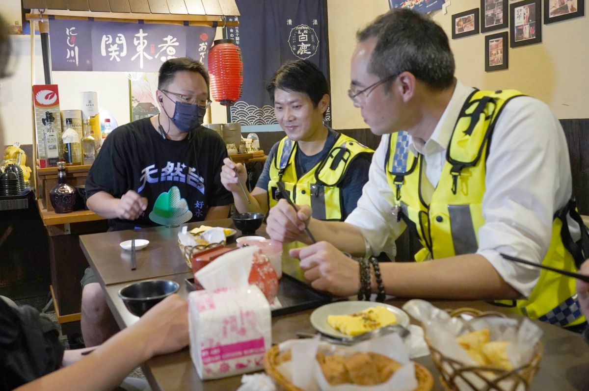 ▲許瑞宏發掘許多在地夜貓族偏愛的深夜食堂，選區夜巡直播不時歪樓成吃播，卻更受網友喜愛。（圖／許瑞宏臉書，2022.07.07）