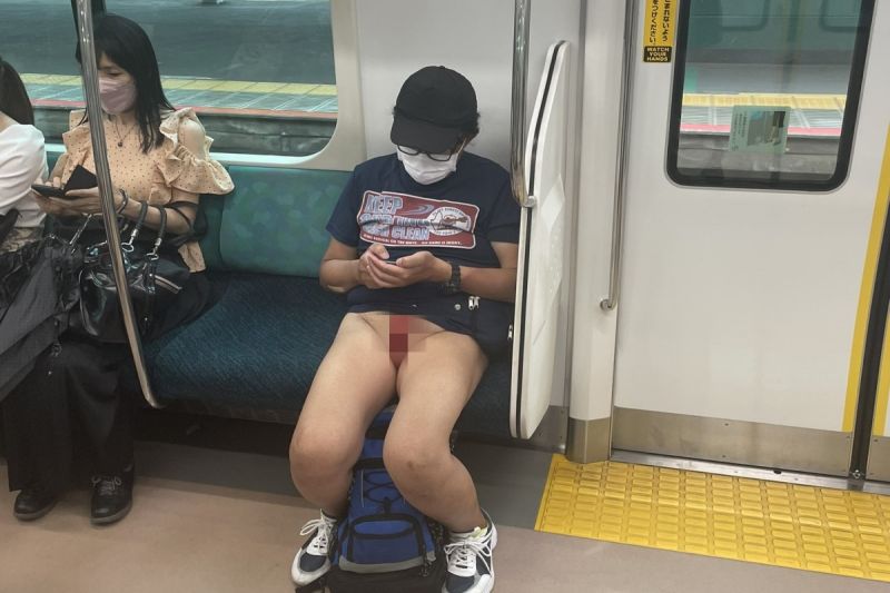 ▲日本天氣連日高溫，竟有男子下身只穿一條線搭電車。（圖／Twitter：takigare3） 