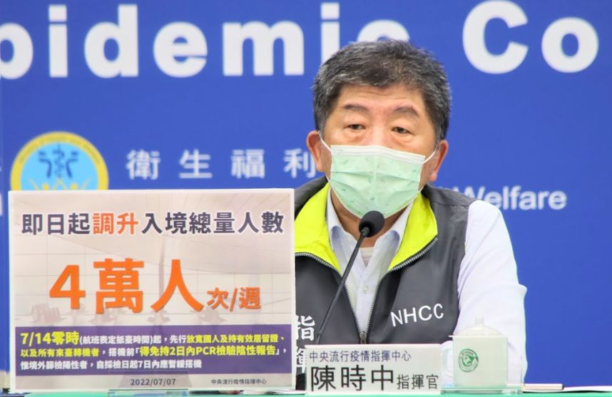 ▲社交距離APP是否有存在必要，陳時中也打趣表示，「有時候咳兩聲，就看一下APP，個人覺得好用的。」（圖／指揮中心提供）