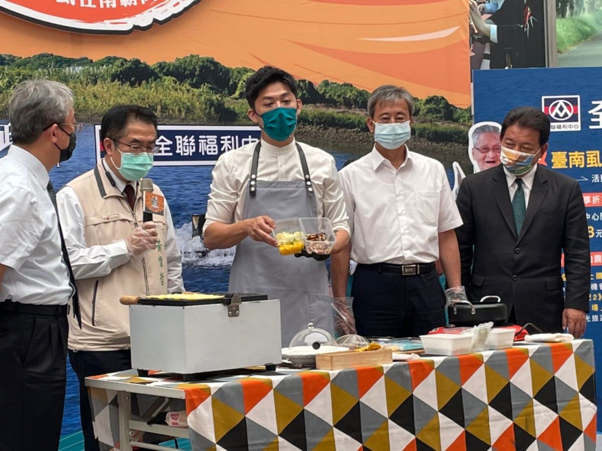 ▲台南市長黃偉哲(左二)、台南市議長郭信良（右一）漁業署副署長王正芳(右二)與全聯福利中心副董事長謝健南(左一)一同推廣台南美味虱目魚料理（圖／記者林怡孜攝，2022,07,07）
