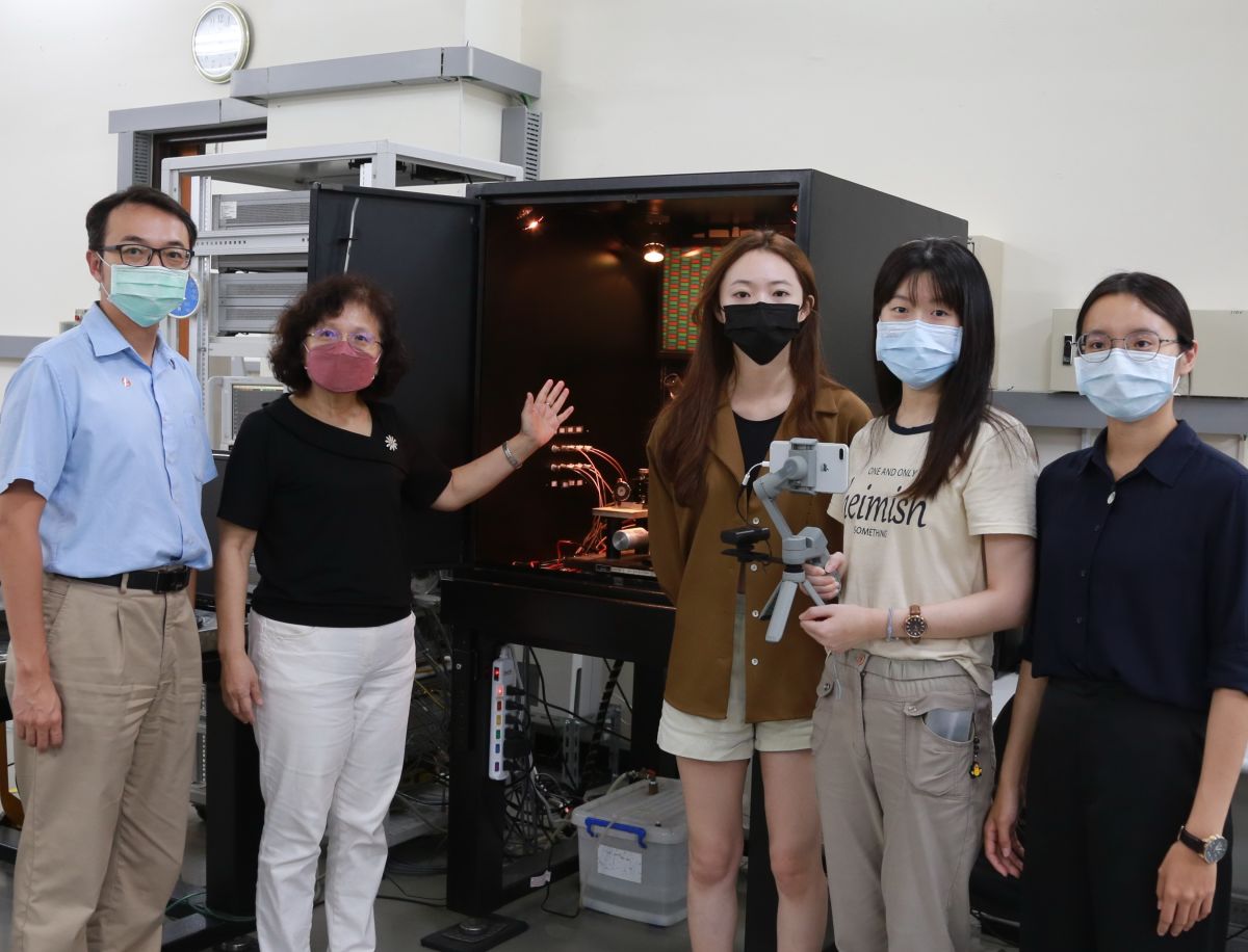 ▲中鋼集團教育基金會執行秘書朱啟瑋(左1)與中山大學副校長蔡秀芬(左2)進行科學實驗室開箱直播活動，以培育女性科技人才。(圖／記者黃守作攝，2022.07.07)