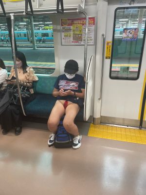 ▲近日日本有男子下身僅著一條紅布搭電車。（圖／Twitter：takigare3） 