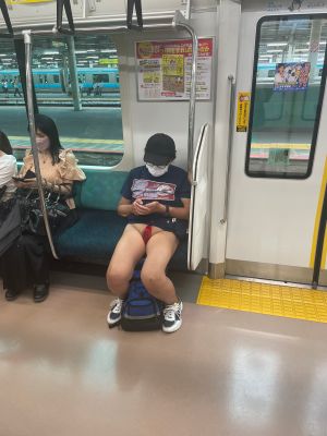 近日日本有男子下身僅著一條紅布搭電車。(圖/Twitter:takigare3) ▲近日日本有男子下身僅著一條紅布搭電車。(圖/Twitter:takigare3)