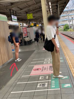 男子僅著一條紅布在月台等車。(圖/Twitter:takigare3) ▲男子僅著一條紅布在月台等車。(圖/Twitter:takigare3)