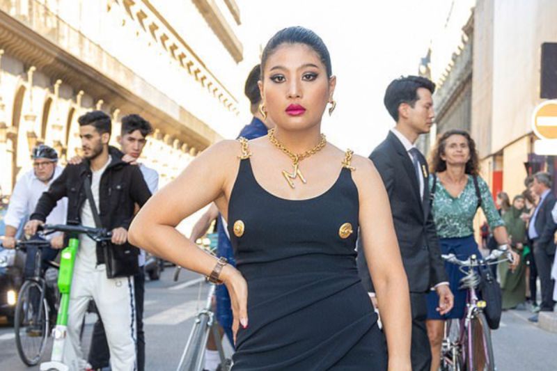 ▲近日參加巴黎時尚週，她一襲黑色洋裝引起熱議。（圖／翻攝自推特）