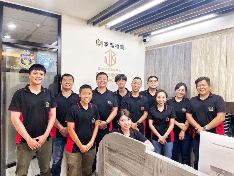 ▲富喬物業管理顧問股份有限公司創辦人陳宏昌(左四)率領各領域的人才，將物業管理的精神導入套房與住家的租賃管理。（圖／品牌提供）