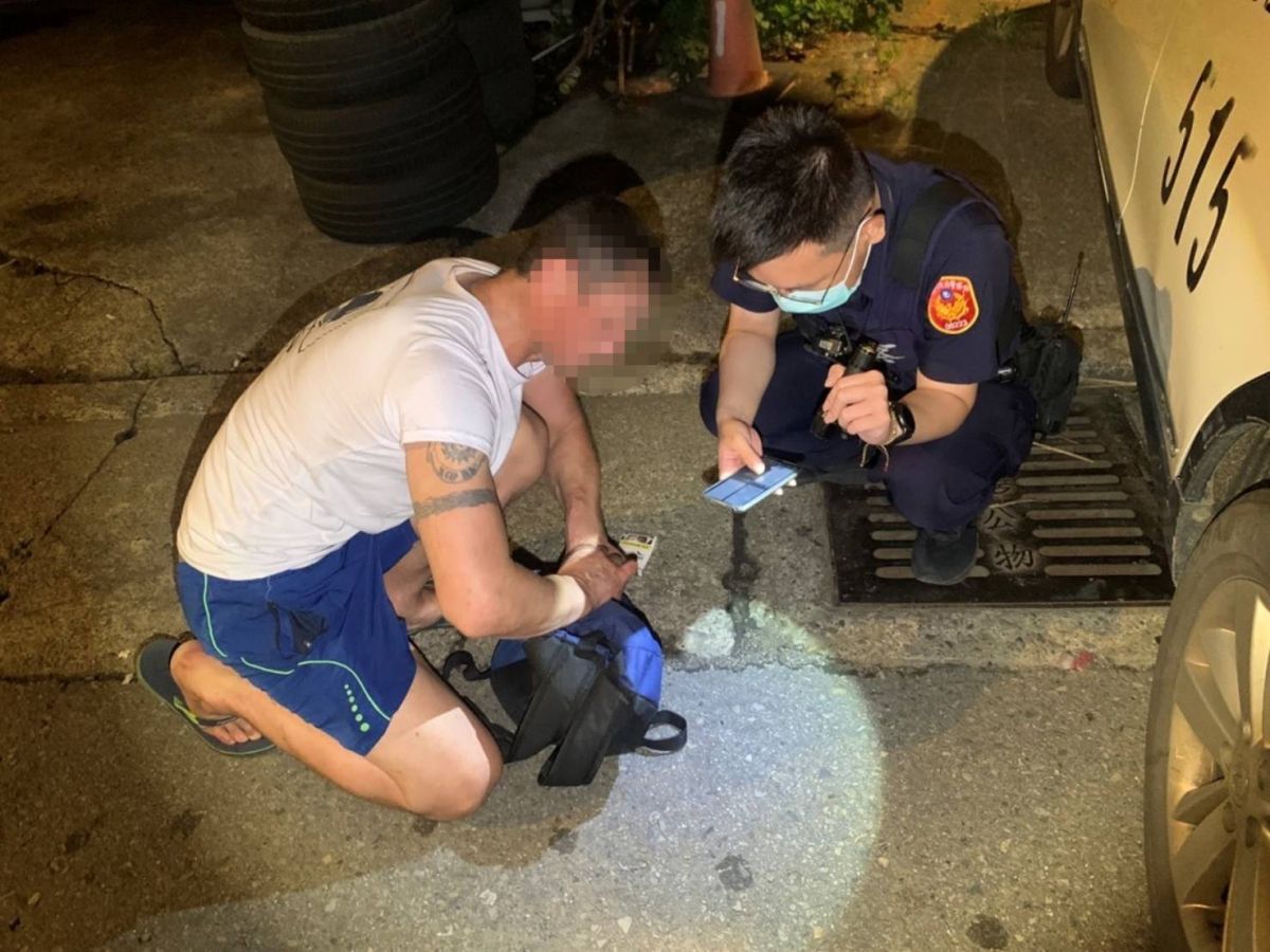 ▲烏克蘭籍工程師喝醉迷路回不了宿舍，幸虧遇到英語流利的暖警，終於順利返回住處。（圖／大園分局提供）