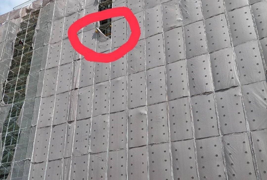 ▲高雄仁武區保五總隊營區內，今（7）日下午1點多發生一起工安意外，一位正在進行外牆整修工程的42歲工人，從6樓墜落，送醫急救後仍重傷不治。（圖／翻攝畫面）