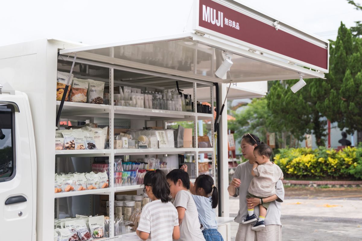 ▲全台首發的MUJI無印良品移動服務車，以「移動門市」之姿深入台東偏鄉，走訪太麻里、卑南鄉等處的行程曝光，激起粉絲喊話要追車。官方大方曝光超強人氣商品「自由換芯按壓滑順膠墨筆」，兩天已經賣出將近50支。（圖／MUJI無印良品提供）