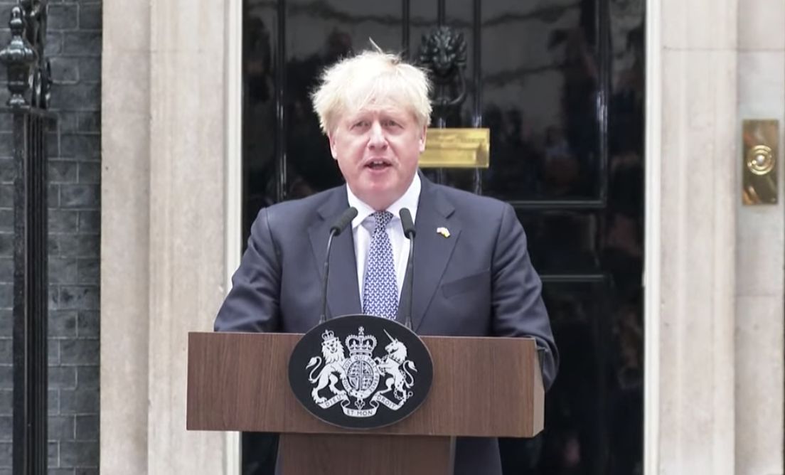 ▲英國首相強生在唐寧街十號門口發表辭職演說。（圖／翻攝自Telegraph直播畫面）