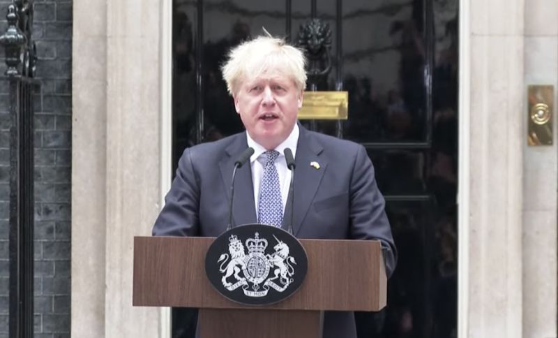 ▲英國首相強生在唐寧街十號門口發表辭職演說。（圖／翻攝自Telegraph直播畫面）