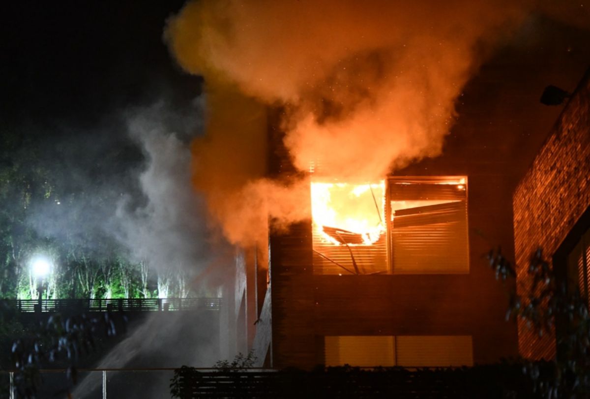 ▲香港飛鵝山一處豪宅，8日凌晨發生大火。（圖／翻攝自香港01）