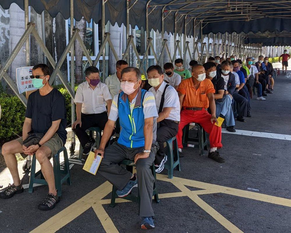 ▲台灣港務公司高雄港務分公司在高雄港區開設疫苗接種站，港區工作人員踴躍前往接種。(圖／記者黃守作攝，2022.07.08)