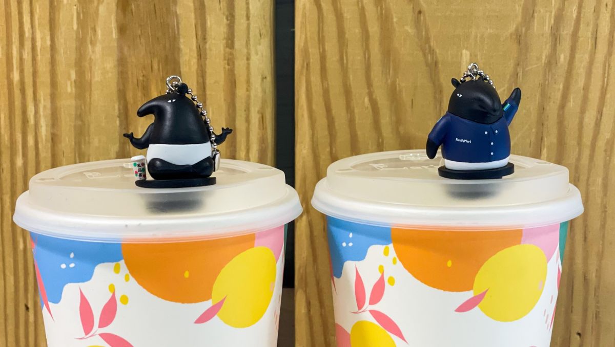 ▲全家推出「馬來貘杯塞」，買私品茶可加價39元換購。（圖／業者提供）