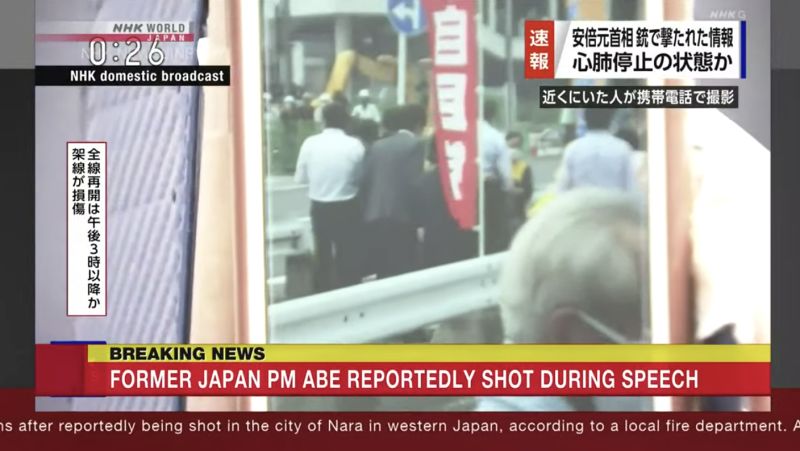 ▲日本首相安倍晉三在演說時中槍倒地。（圖／截取自NHK新聞直播畫面）