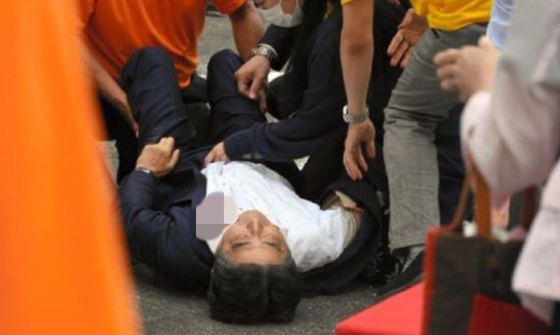 ▲日本前任首相安倍晉三8日上午在奈良市遭遇襲擊，生命垂危。（圖／翻攝自推特）