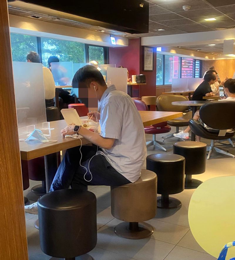 ▲一名網友在麥當勞內用區發現有人沒有消費，而是拿便當在吃，爽吹冷氣享用座位。（圖/爆廢公社）