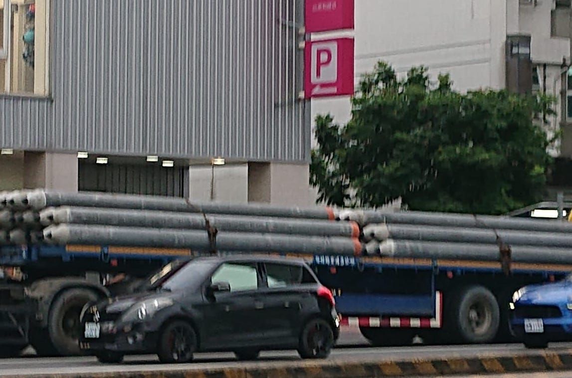 ▲一名網友在路邊寶雅前，目擊好幾根「巨大鉛筆」，讓他感到相當驚奇，拍照PO網後，貼文掀起一陣討論（圖／翻攝自路上觀察學院）