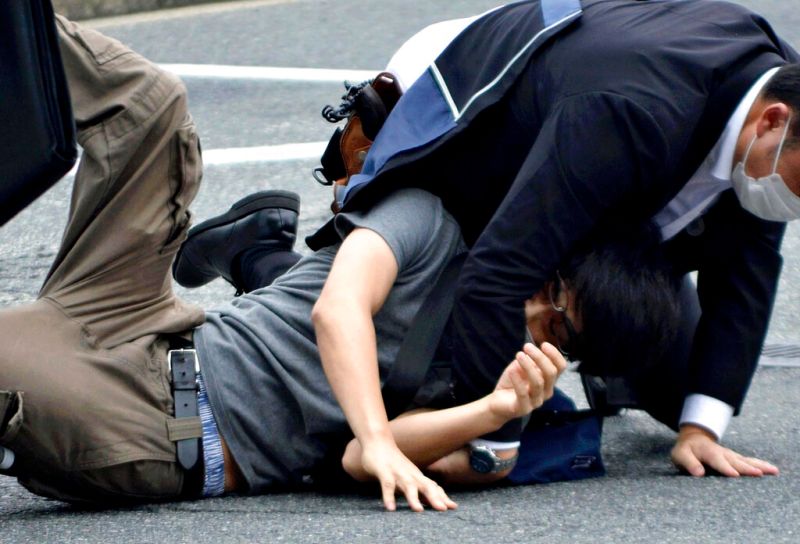 ▲日本首相安倍晉三在演說時中槍倒地，兇嫌遭制伏。（圖／美聯社／達志影像）