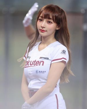 ▲林襄IG在加入桃猿啦啦隊「Rakuten Girls」不到1年突破100萬追蹤數,且持續攀升中。(圖/林襄臉書) ▲林襄IG在加入桃猿啦啦隊「Rakuten Girls」不到1年突破100萬追蹤數,且持續攀升中。(圖/林襄臉書)