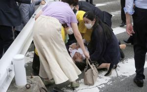 ▲日本前首相安倍晉三在街頭演說中遭槍擊。（圖／美聯社／達志影像）