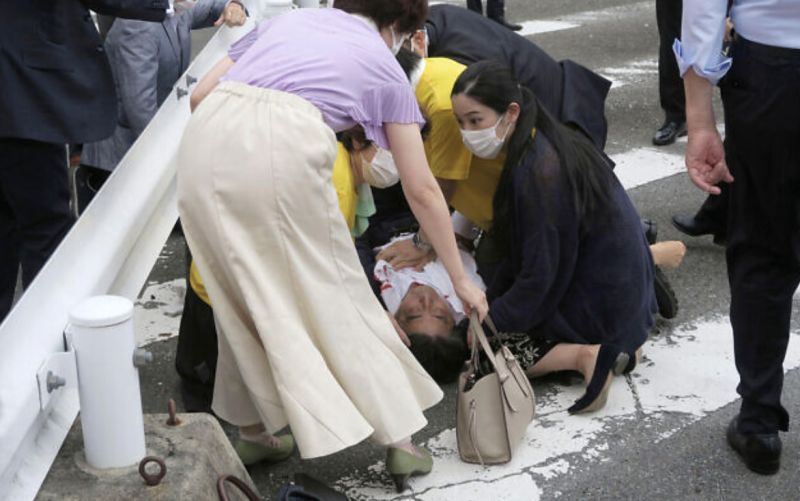 ▲本前首相安倍晉三8日在奈良街頭演說時，遭到槍擊身亡，享壽67歲，消息震撼全球。（圖／美聯社／達志影像）