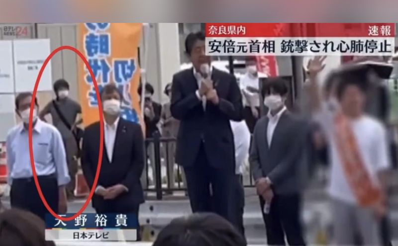 ▲日本前首相安倍晉三遭槍擊,嫌犯開槍前站在他的右後方,找機會接近他。(圖/翻攝自推特)