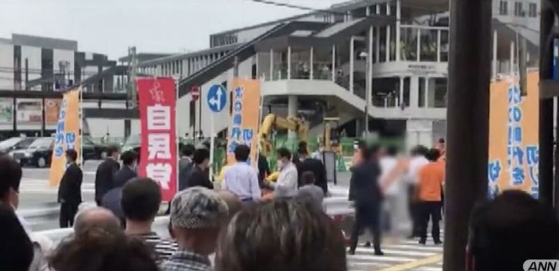 ▲嫌犯在槍擊安倍晉三後,態度冷靜。(圖/翻攝自ANN)